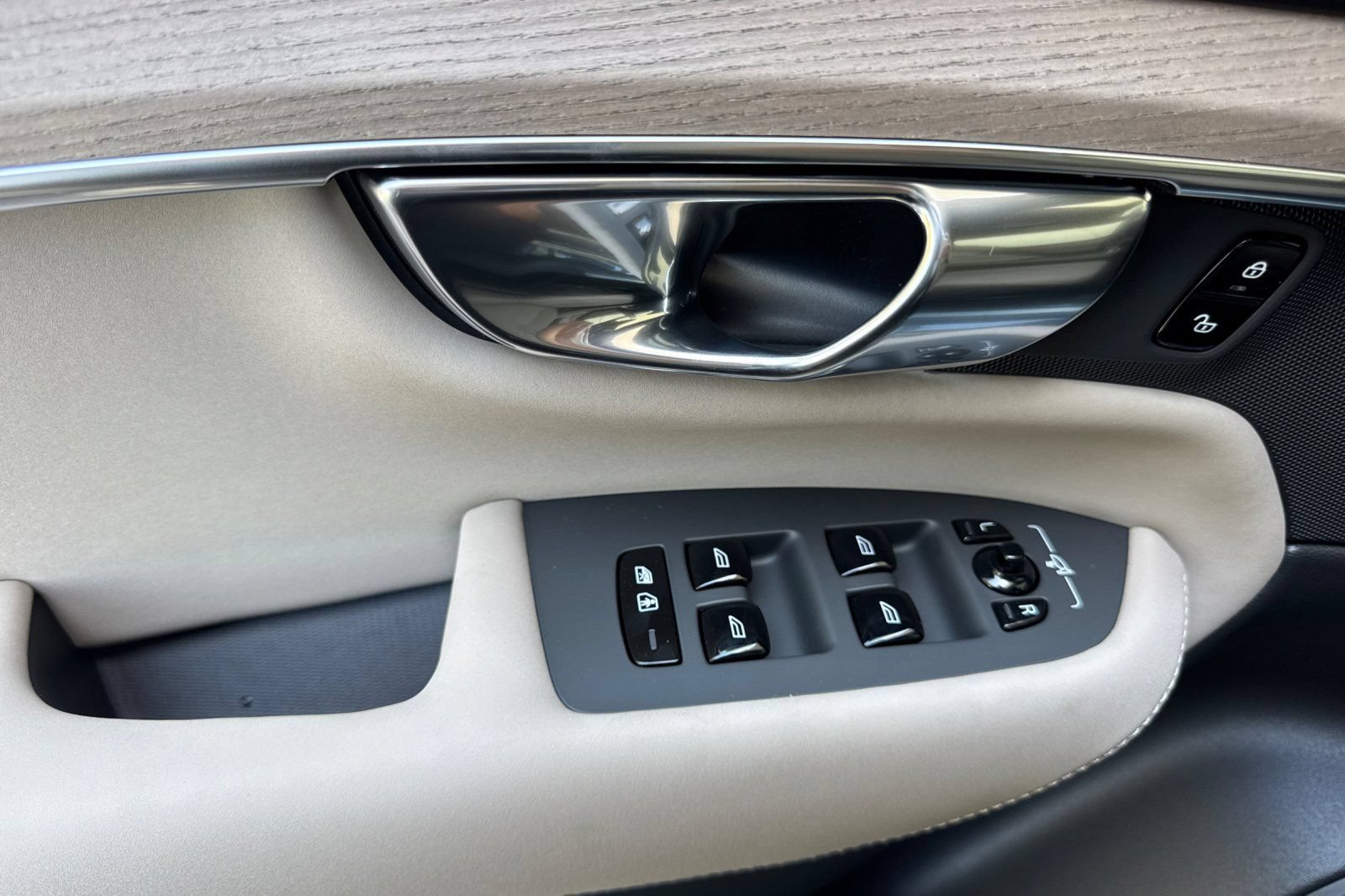 New 2026 Volvo XC90 T8 Plus w/ Protection Package AWD/4WD image 14