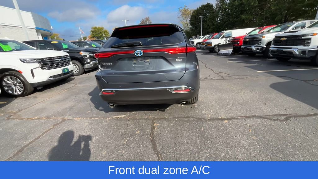 Used 2024 Toyota Venza XLE image 3