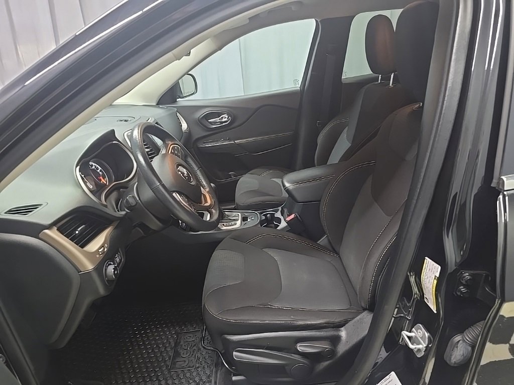 Used 2016 Jeep Cherokee Latitude w/ Cold Weather Group image 15