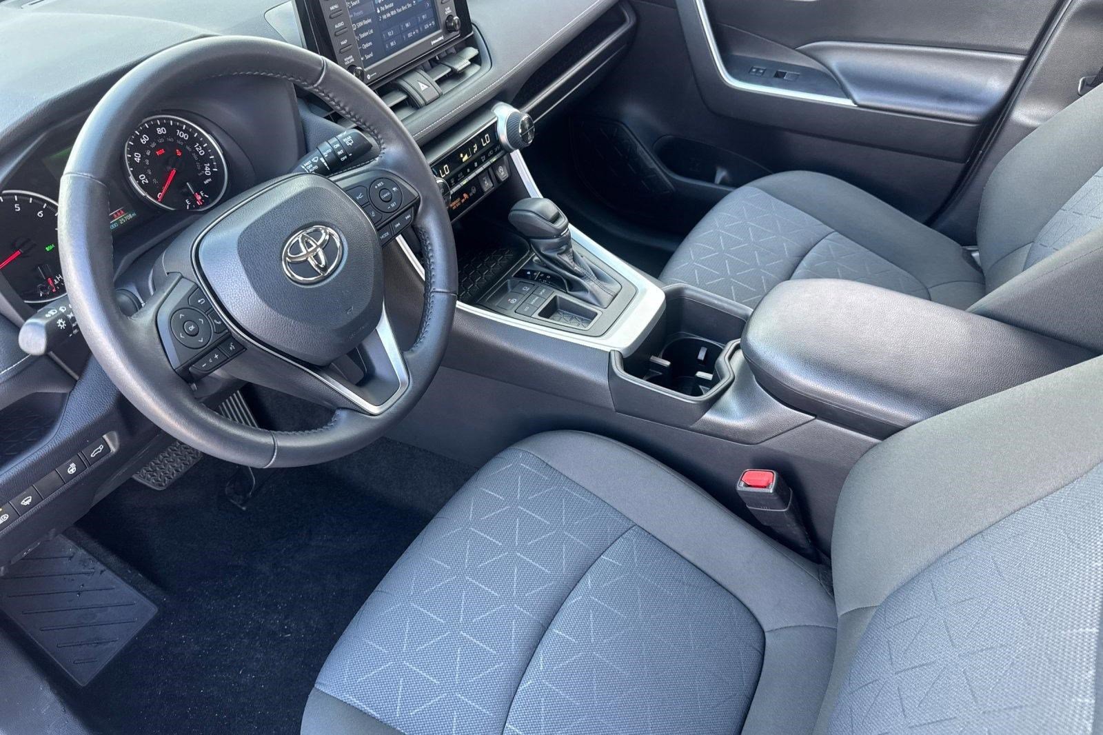 Used 2022 Toyota RAV4 XLE w/ Convenience Package image 4