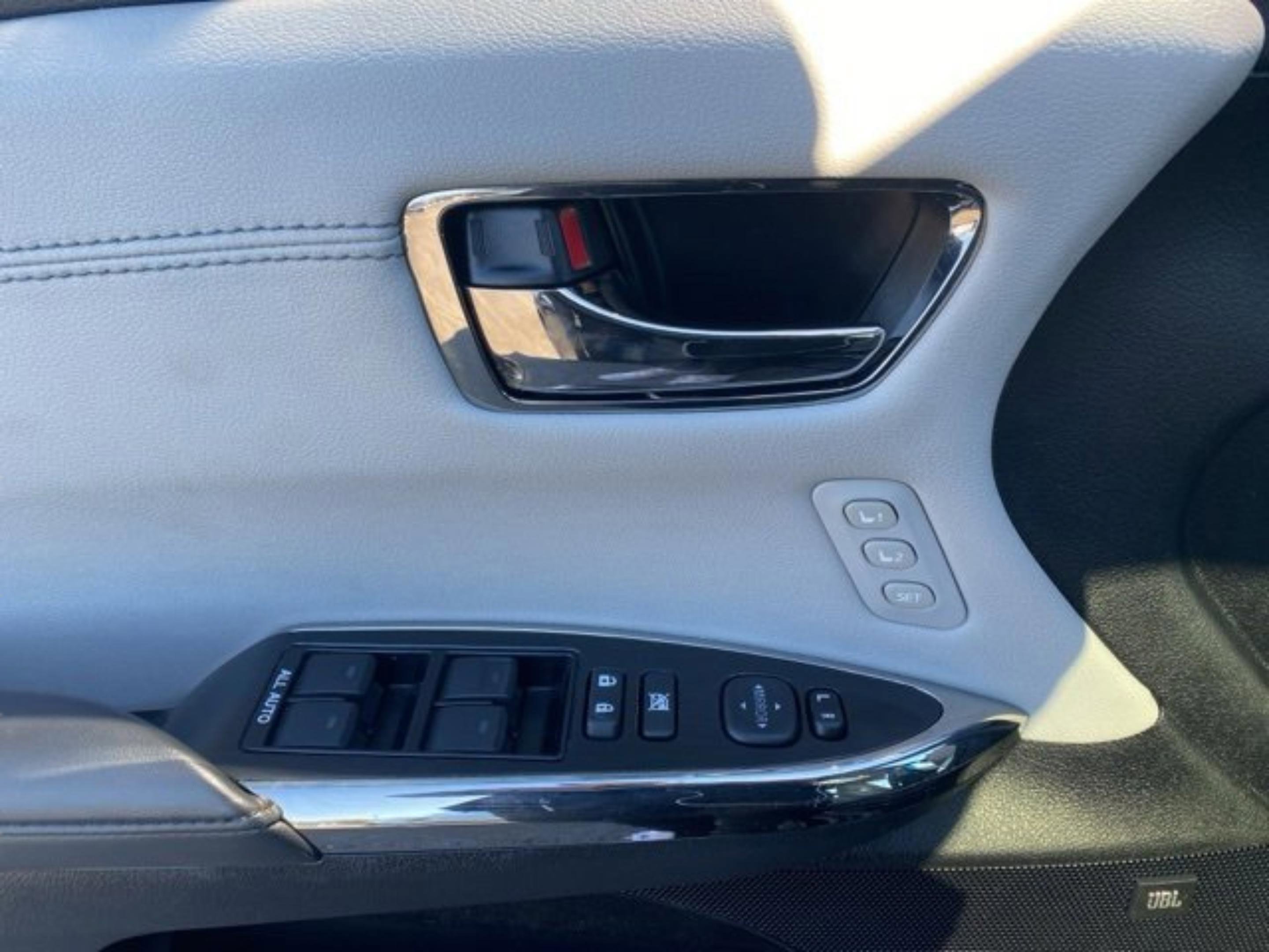 Used 2017 Toyota Avalon Limited image 13