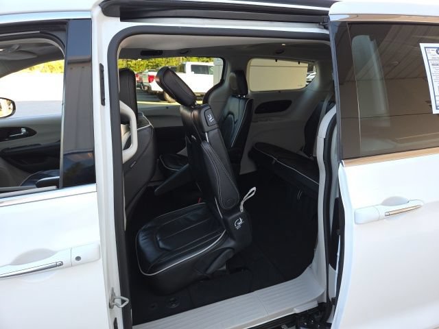 Used 2023 Chrysler Pacifica Limited FWD image 44