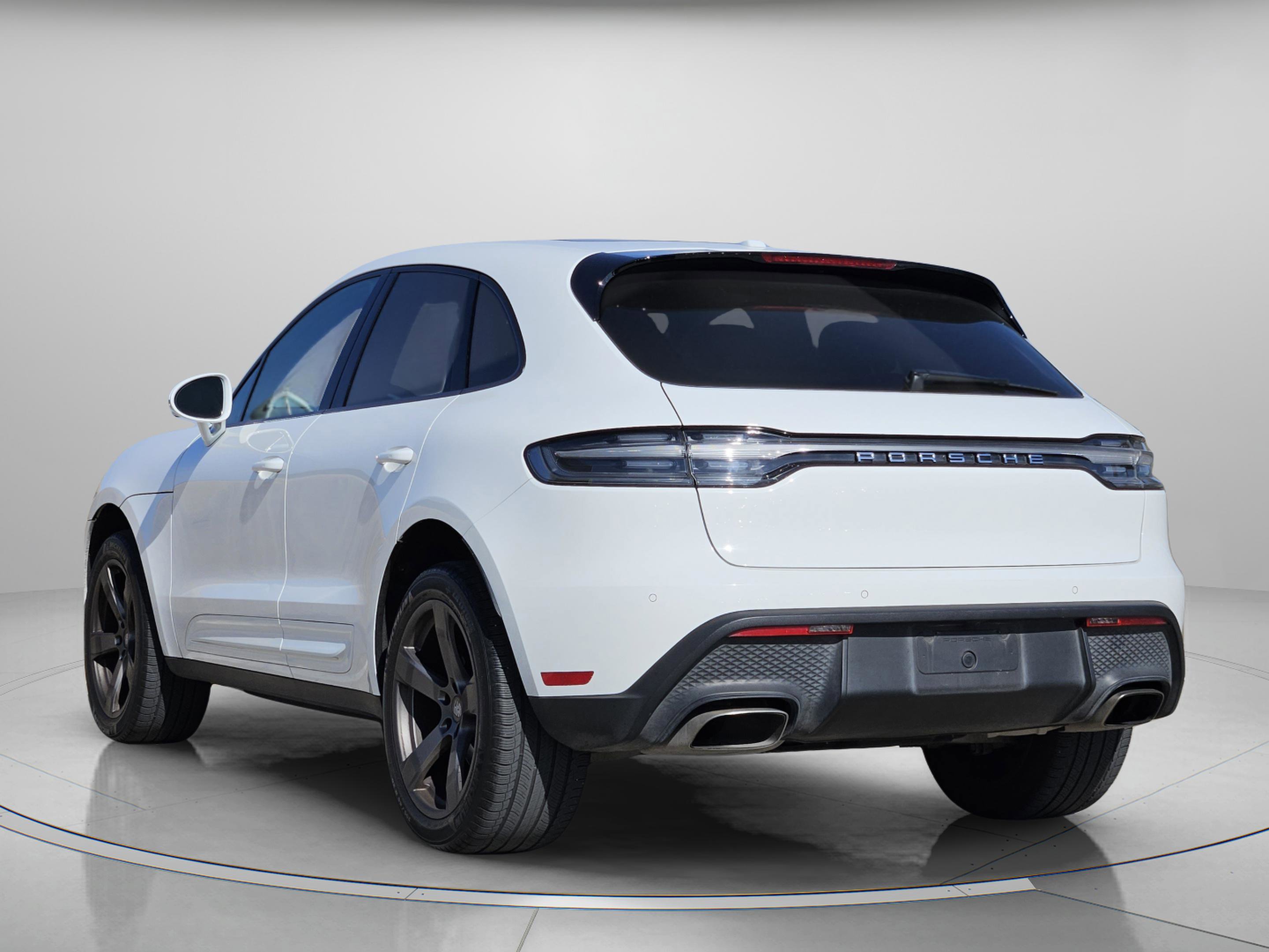Certified 2023 Porsche Macan Turbo image 3