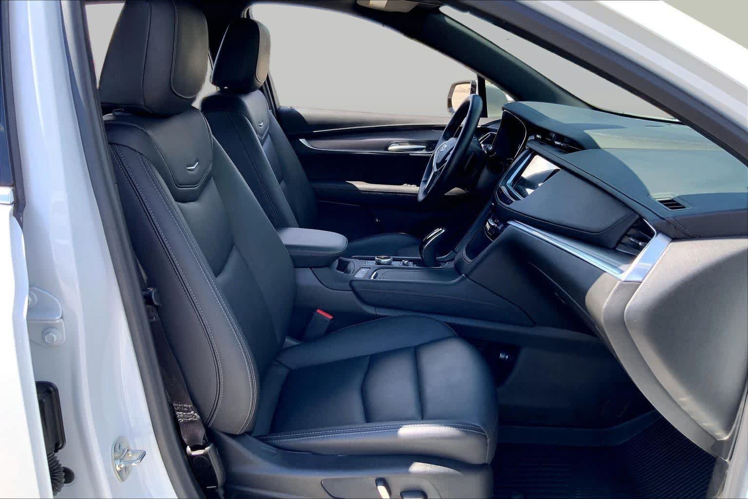 Used 2025 Cadillac XT5 Luxury w/ LPO, Floor Liner Package FWD image 9