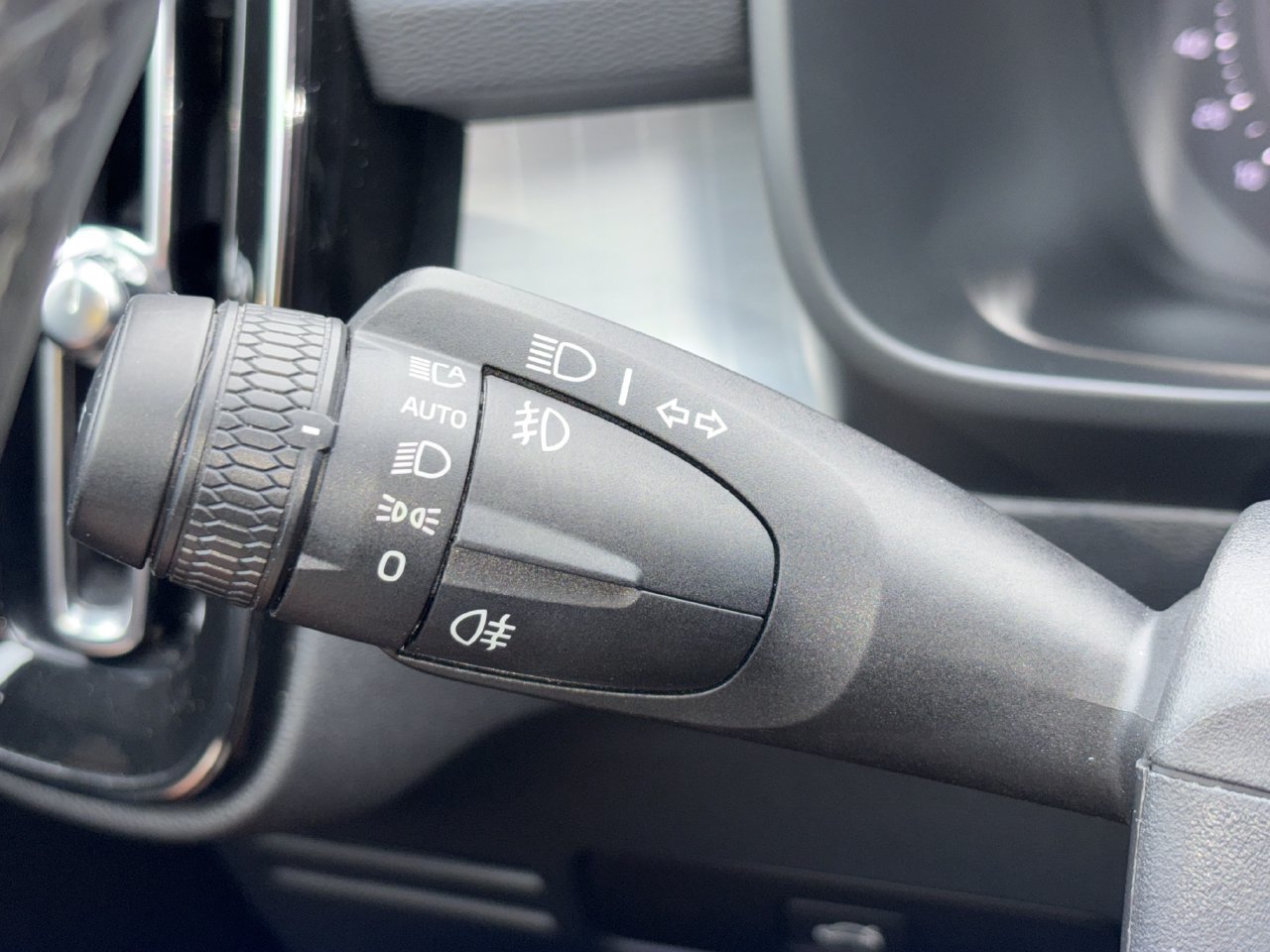 Used 2025 Volvo XC40 B5 Core AWD/4WD image 9