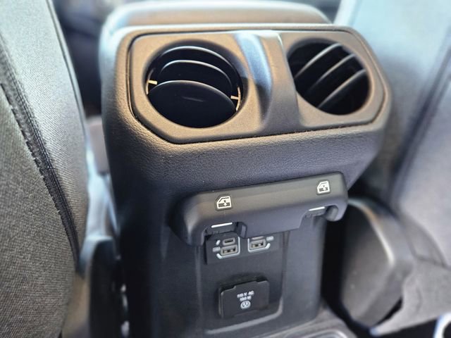 Used 2025 Jeep Wrangler Sahara image 27