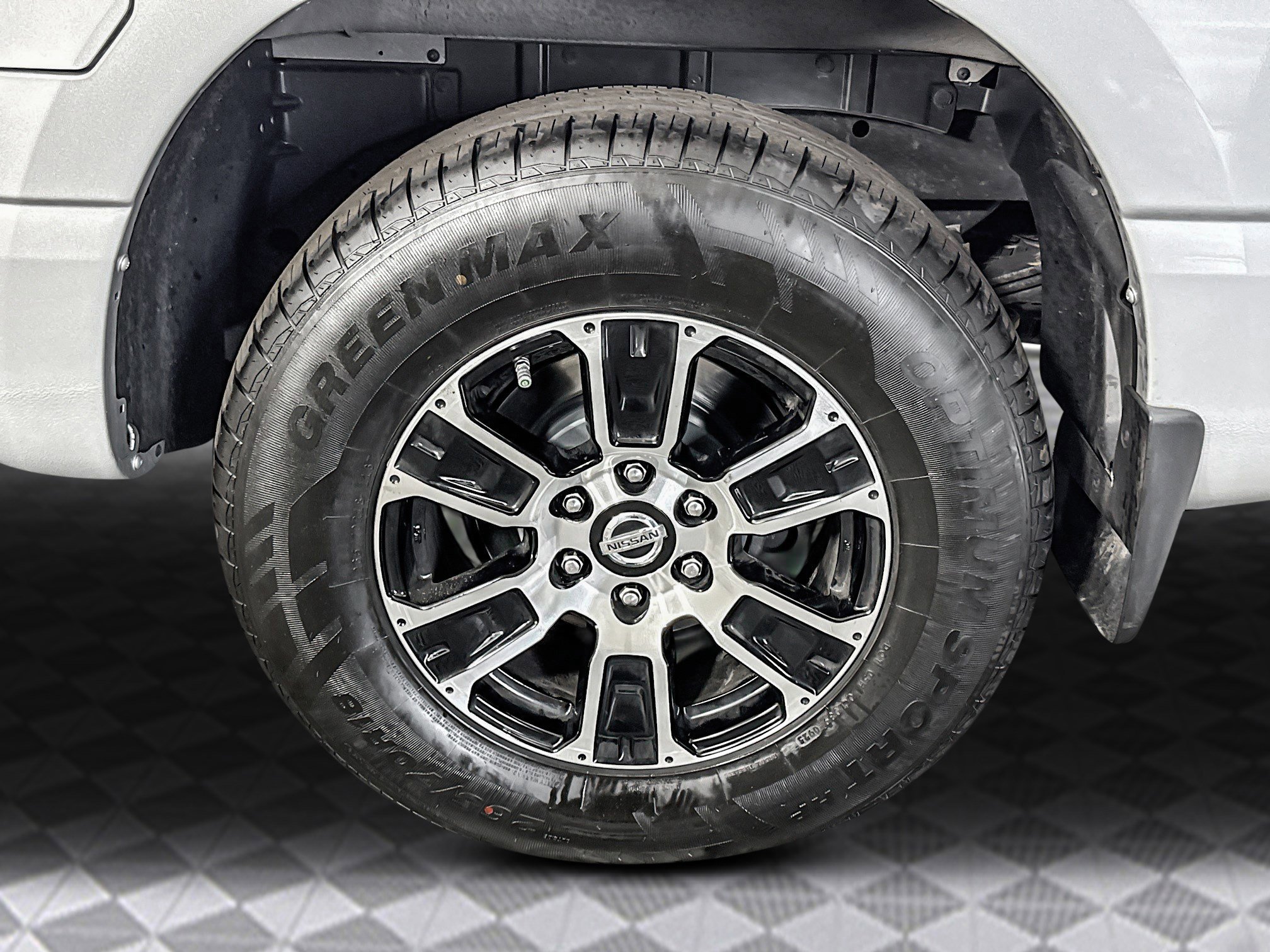 Used 2020 Nissan Titan SV image 37