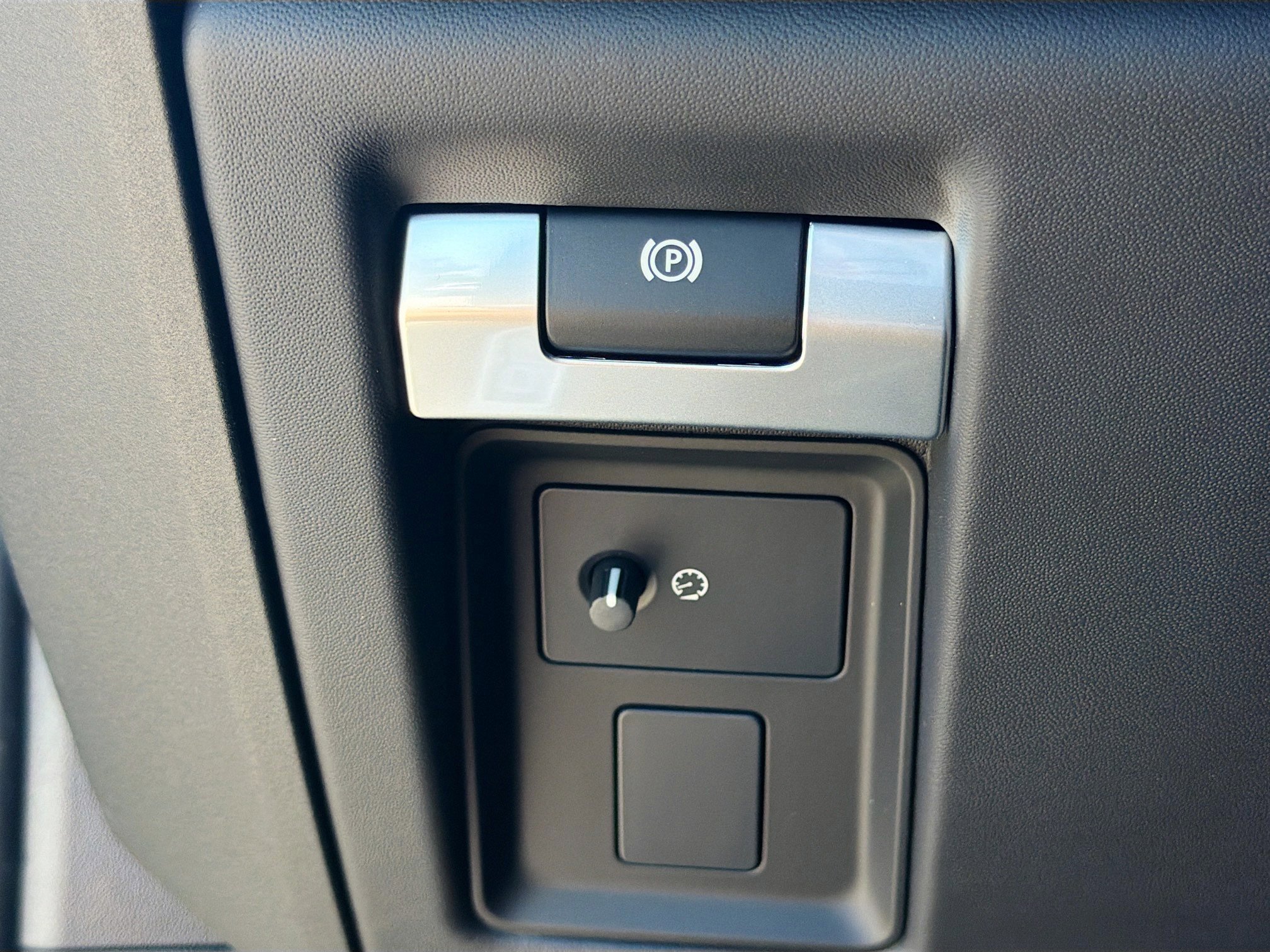 New 2026 Land Rover Defender 110 OCTA AWD/4WD image 36