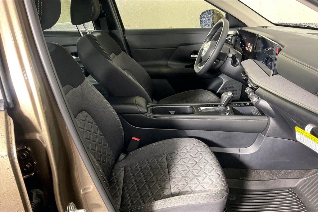 Used 2025 Nissan Kicks SV AWD/4WD image 9