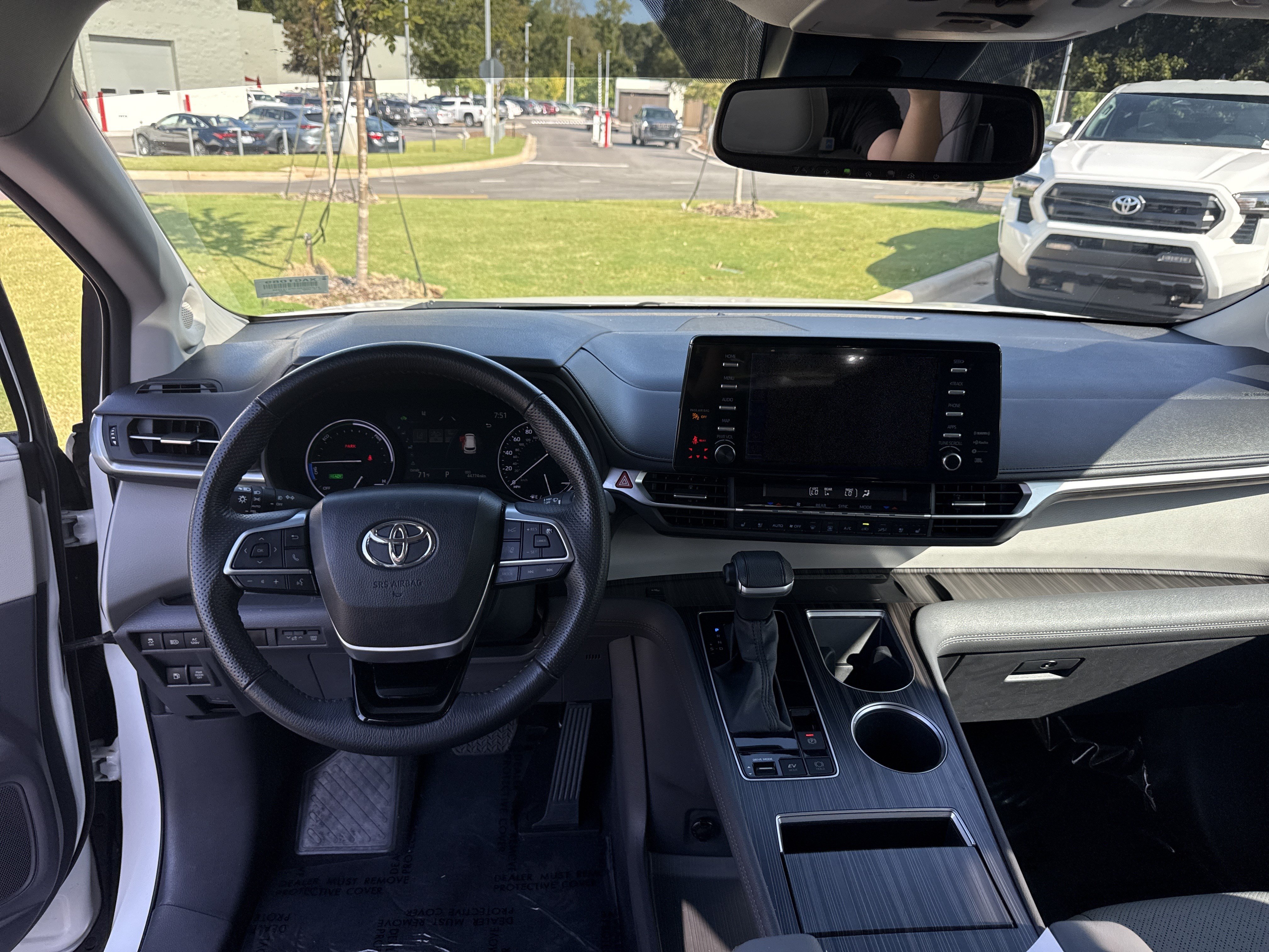 Used 2023 Toyota Sienna Limited FWD image 30