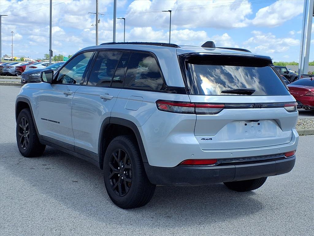 Used 2025 Jeep Grand Cherokee Altitude AWD/4WD image 2