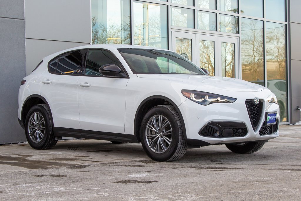 Used 2024 Alfa Romeo Stelvio Sprint image 3