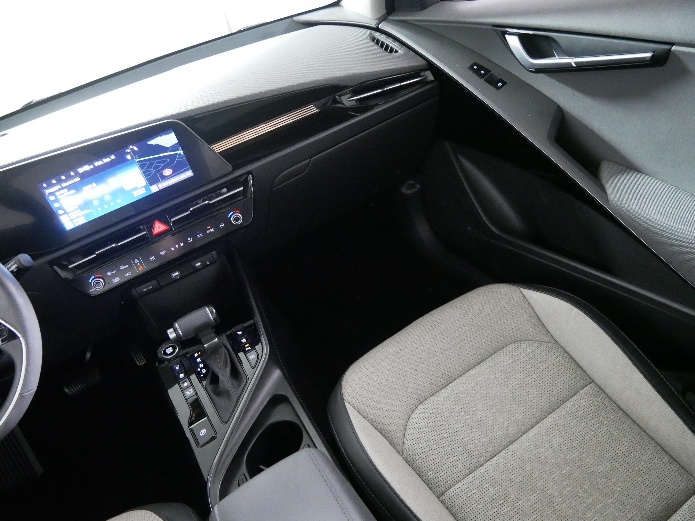 Used 2024 Kia Niro FWD image 11