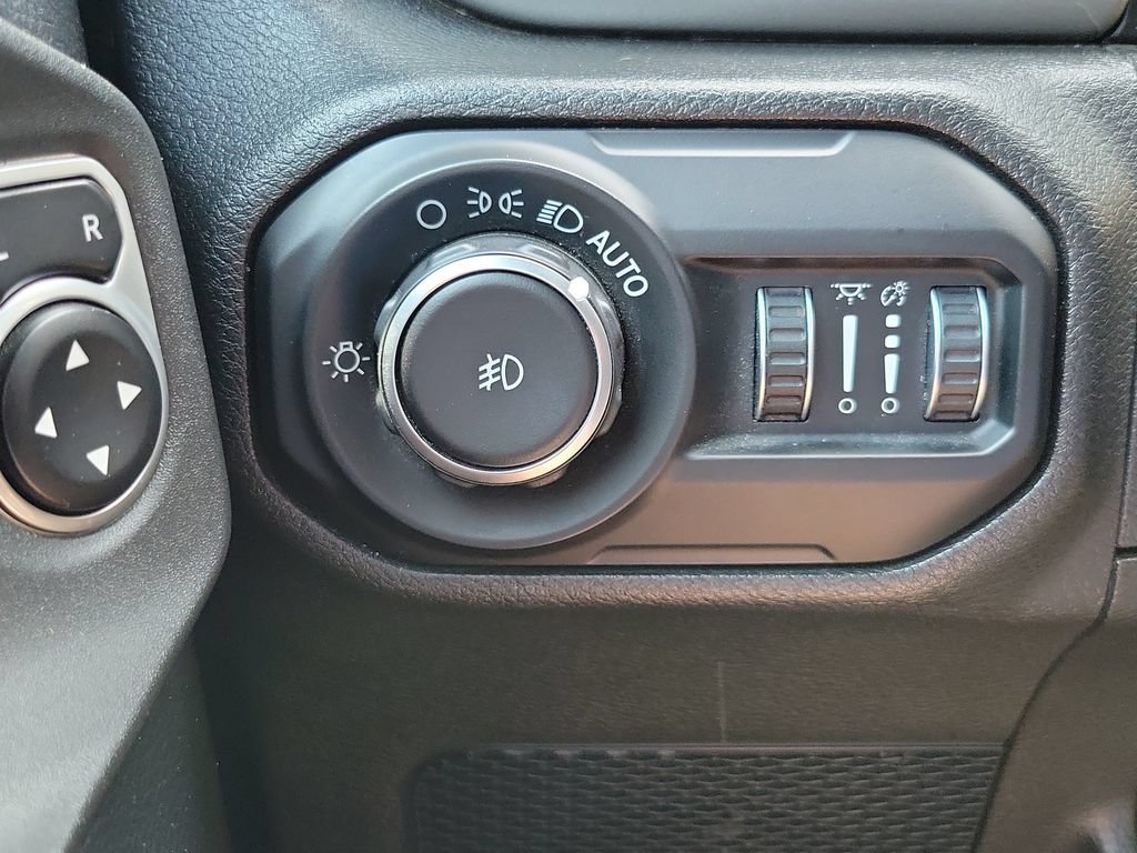 Used 2018 Jeep Wrangler Unlimited Sahara AWD/4WD image 24