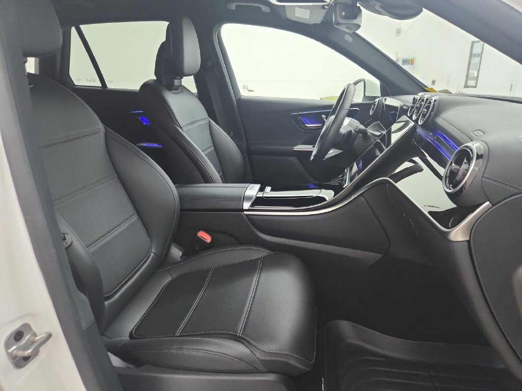 Used 2025 Mercedes-Benz GLC 300 4MATIC image 34