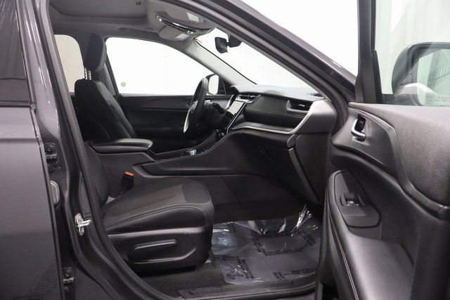 Used 2023 Jeep Grand Cherokee Laredo image 13