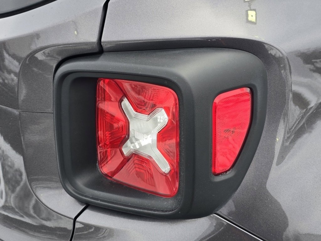 Used 2018 Jeep Renegade Latitude w/ Cold Weather Group image 21