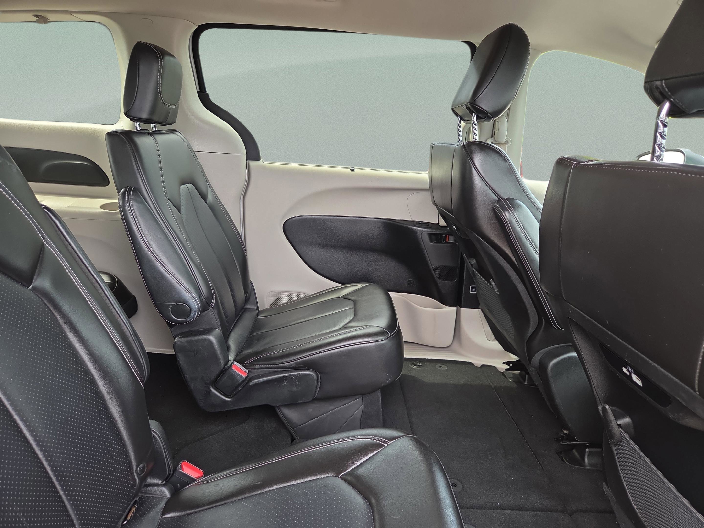 Used 2023 Chrysler Pacifica Touring-L FWD image 33