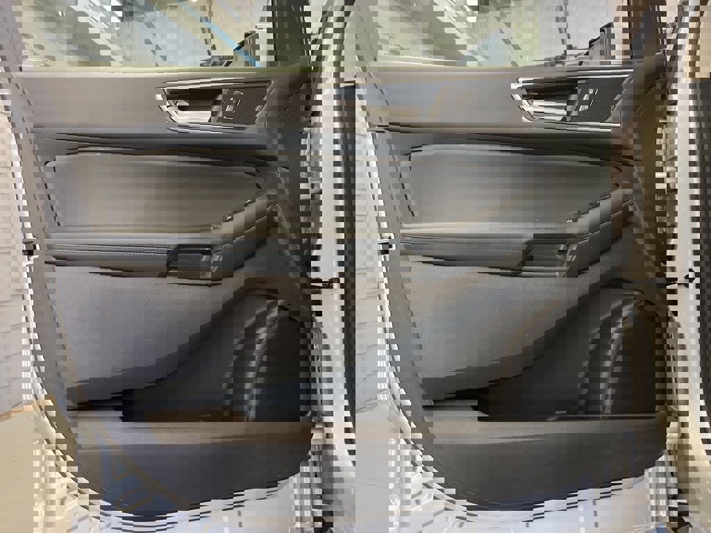 Used 2017 Ford Edge SEL w/ Equipment Group 201A image 9