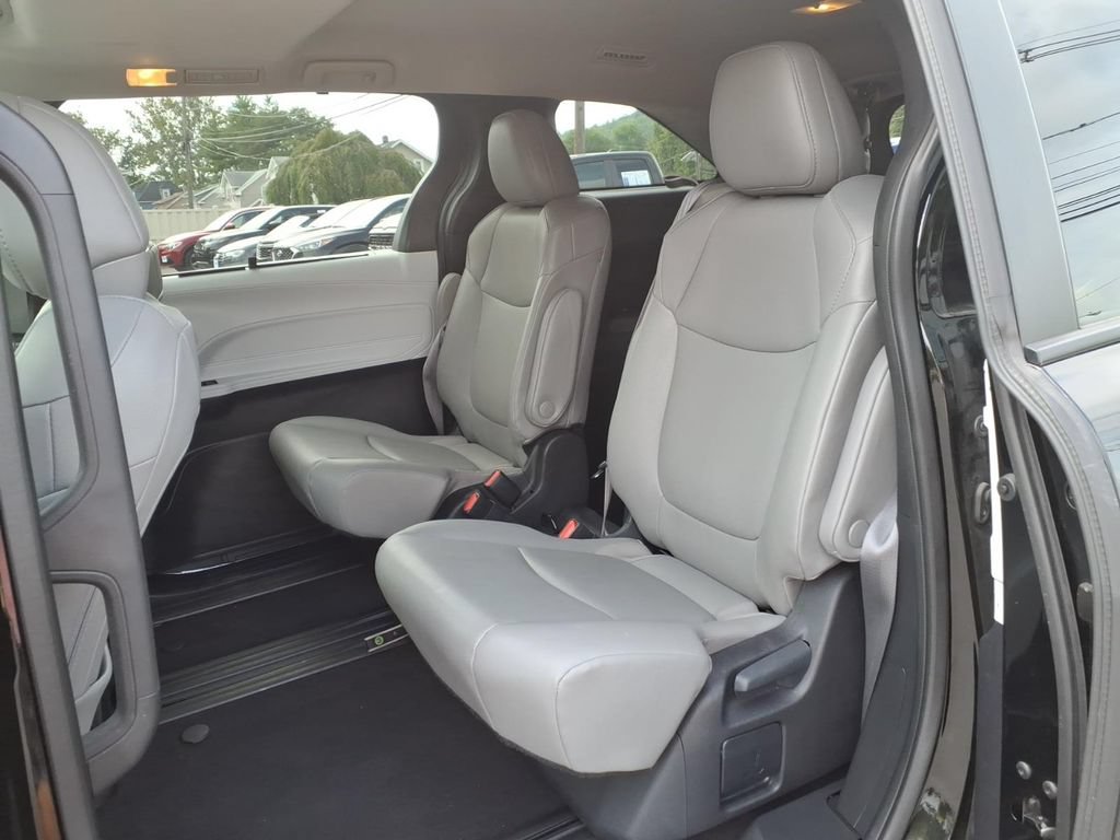 Used 2025 Toyota Sienna XLE FWD image 16