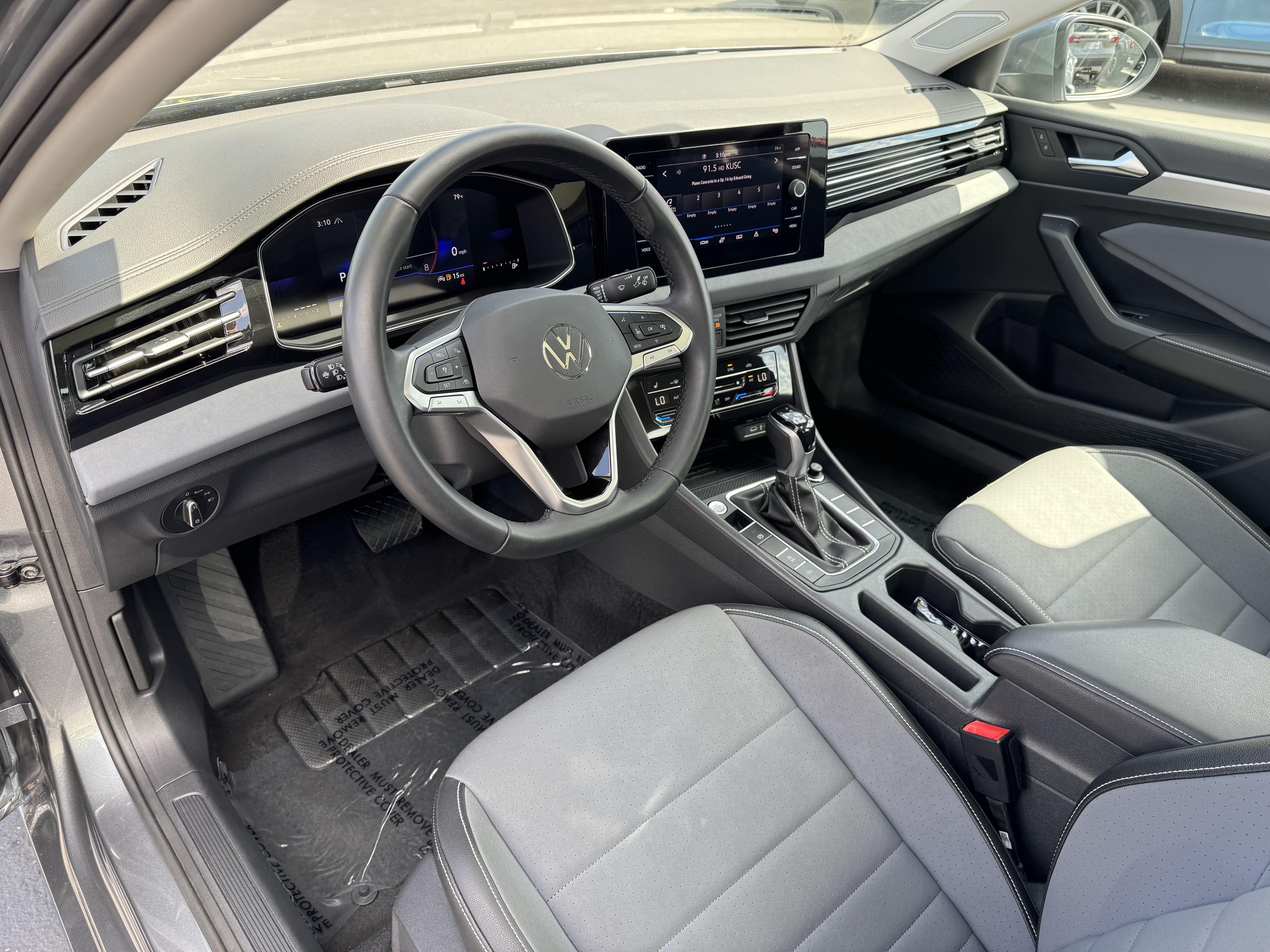 Used 2025 Volkswagen Jetta SE w/ Sunroof Package FWD image 17