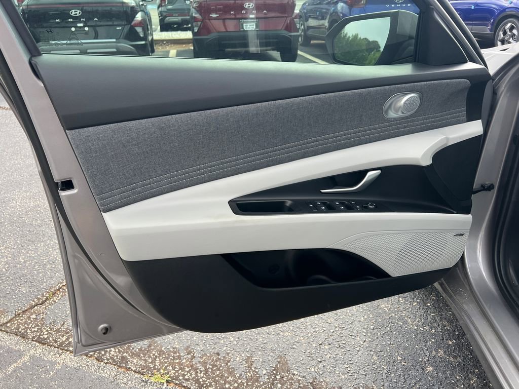 Certified 2025 Hyundai Elantra Limited FWD image 10