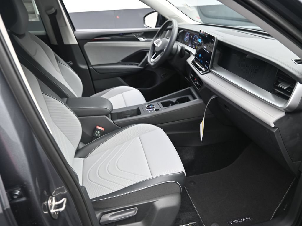 Used 2025 Volkswagen Tiguan SE FWD image 30