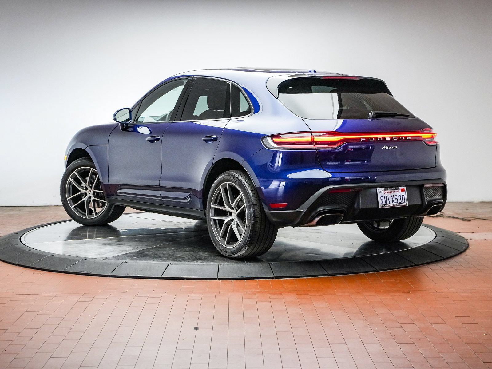 Certified 2026 Porsche Macan AWD/4WD image 3