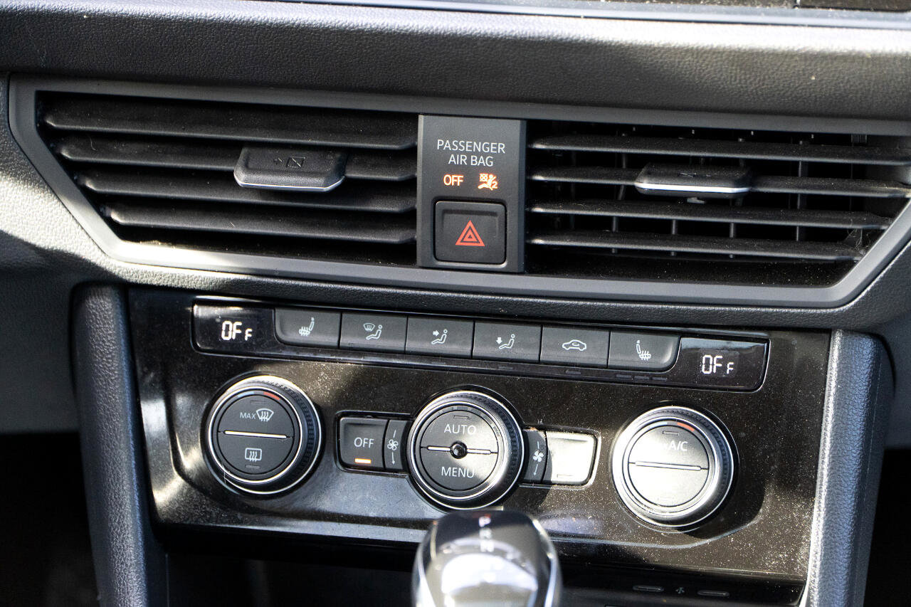 Used 2024 Volkswagen Jetta SE w/ Panoramic Sunroof Package FWD image 40