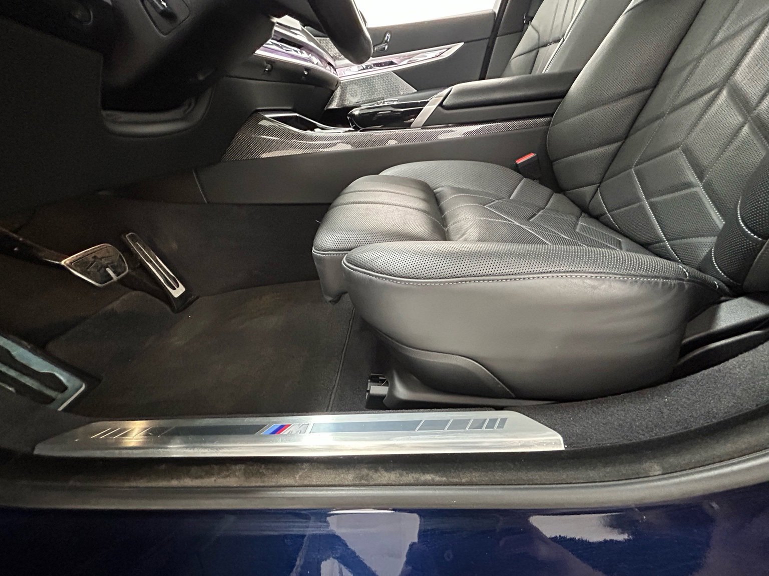 Used 2023 BMW 760i xDrive image 30