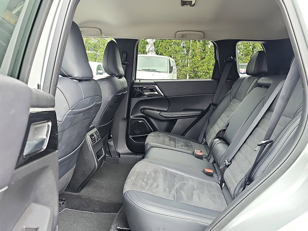 Used 2025 Mitsubishi Outlander SE image 11
