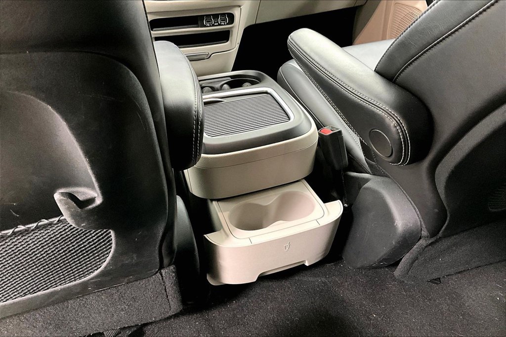 Used 2024 Chrysler Pacifica Limited FWD image 27