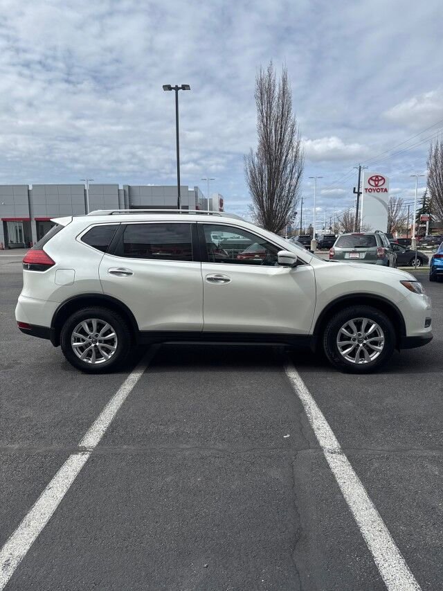 Used 2017 Nissan Rogue SV image 5