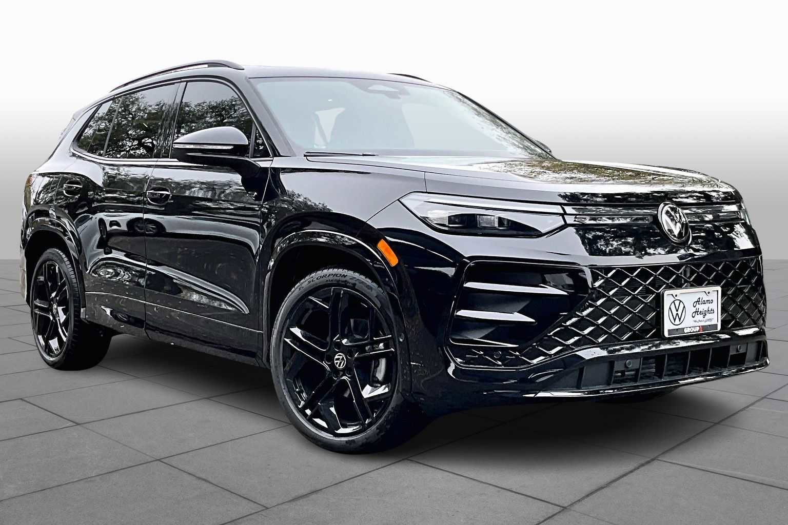 New 2026 Volkswagen Tiguan SE R-Line image 2