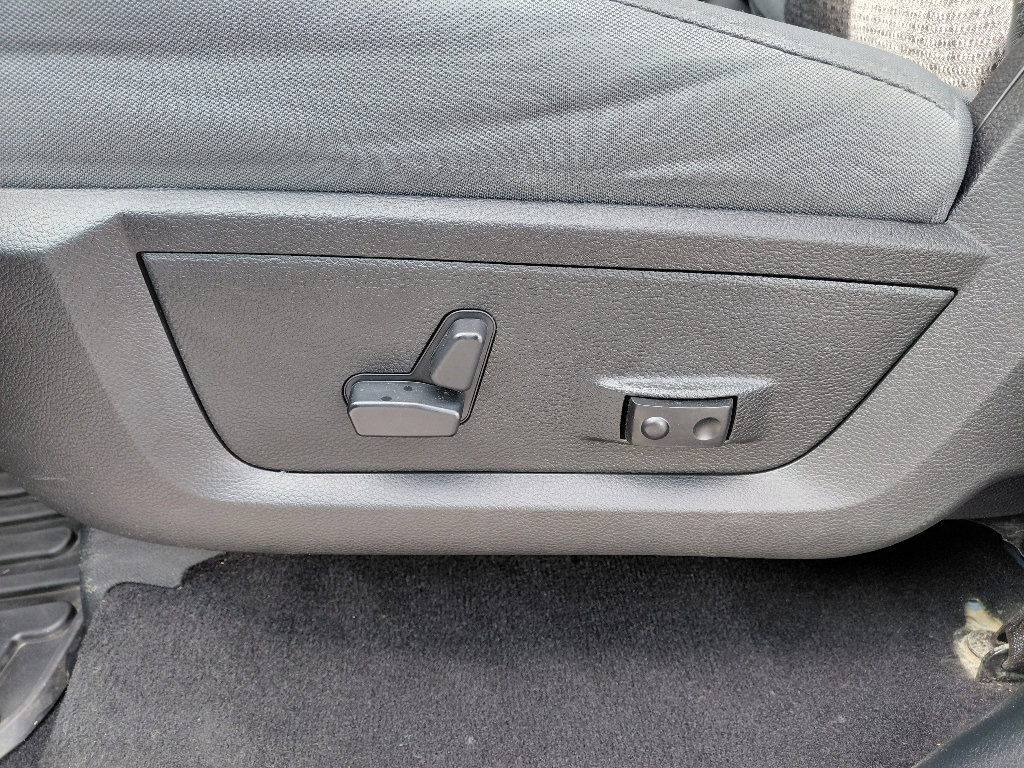 Used 2018 RAM 1500 SLT AWD/4WD image 17