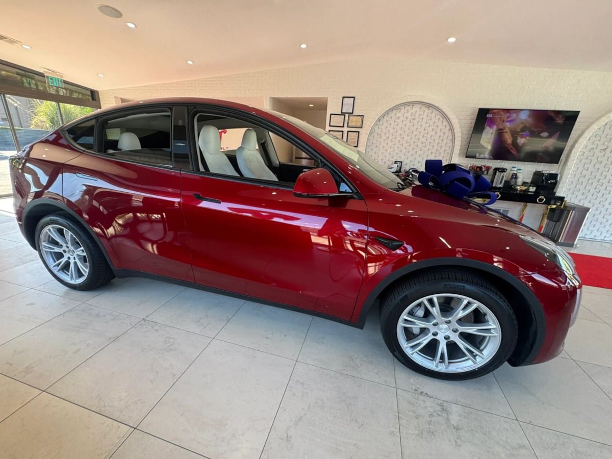 Used 2024 Tesla Model Y Long Range AWD/4WD image 8