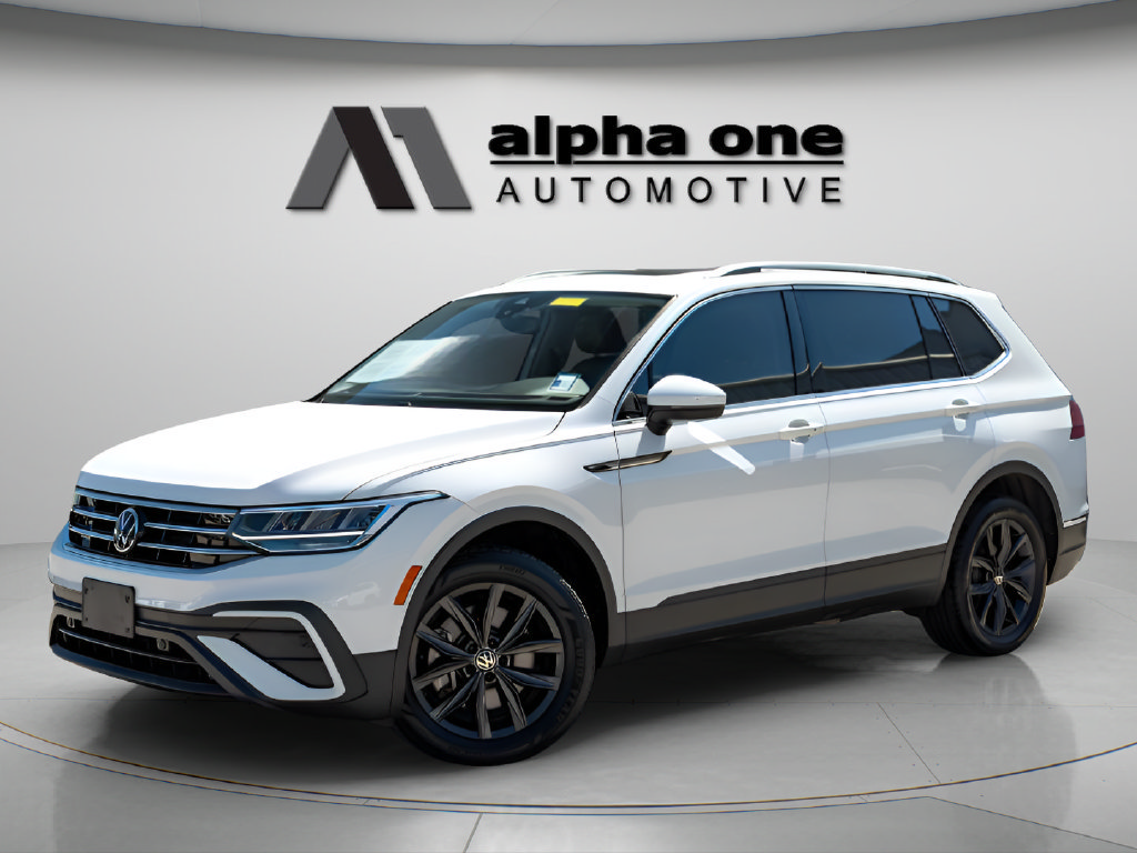 Used 2022 Volkswagen Tiguan SE w/ Panoramic Sunroof Package FWD image 1