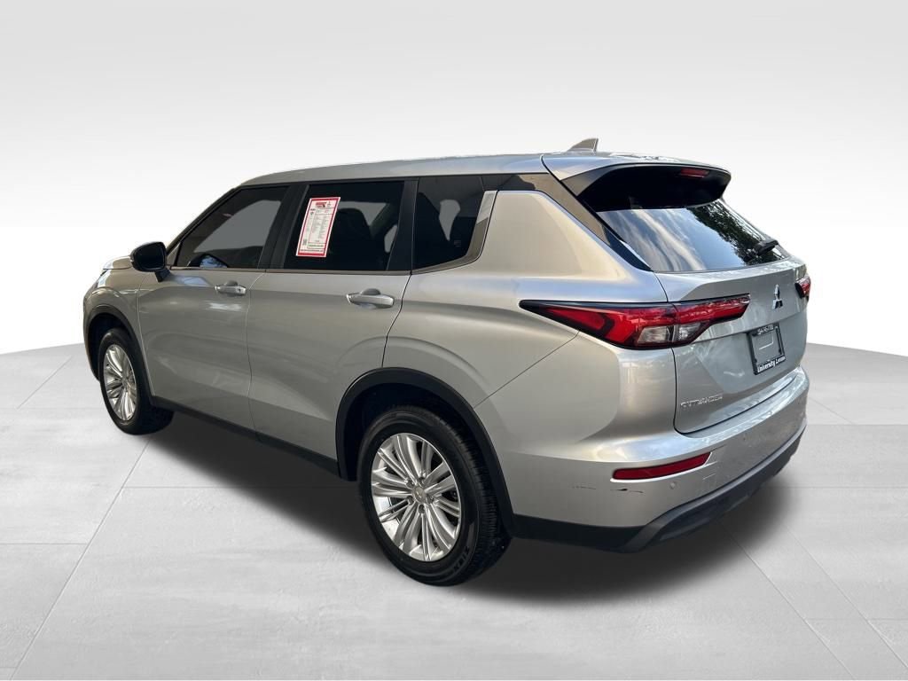 Used 2024 Mitsubishi Outlander ES image 4