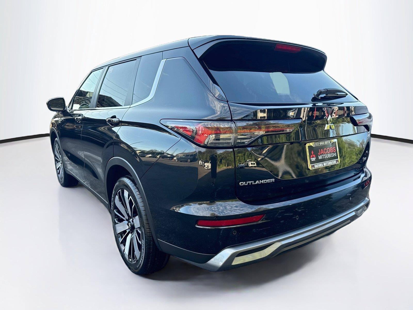 New 2026 Mitsubishi Outlander SE FWD image 3