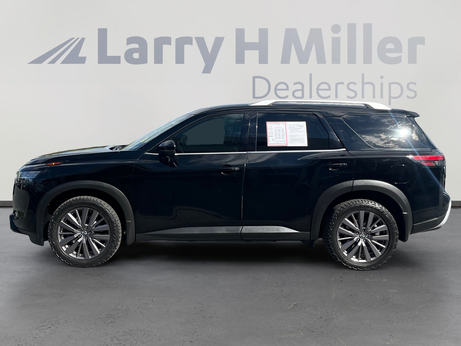 Used 2023 Nissan Pathfinder SL w/ SL Premium Package AWD/4WD image 2