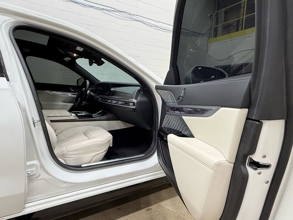 Used 2024 BMW 760i xDrive w/ Premium Package image 75