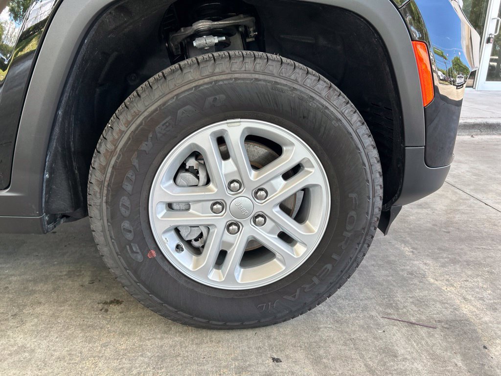Used 2025 Jeep Grand Cherokee Laredo AWD/4WD image 20