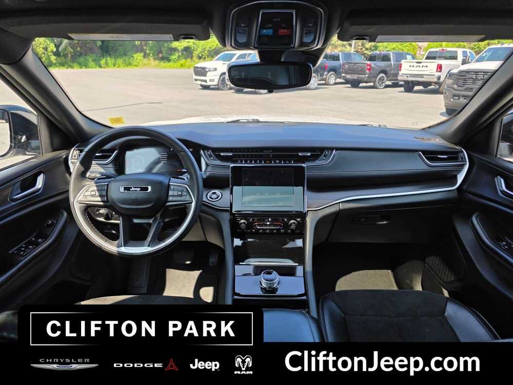 Used 2023 Jeep Grand Cherokee Altitude AWD/4WD image 20