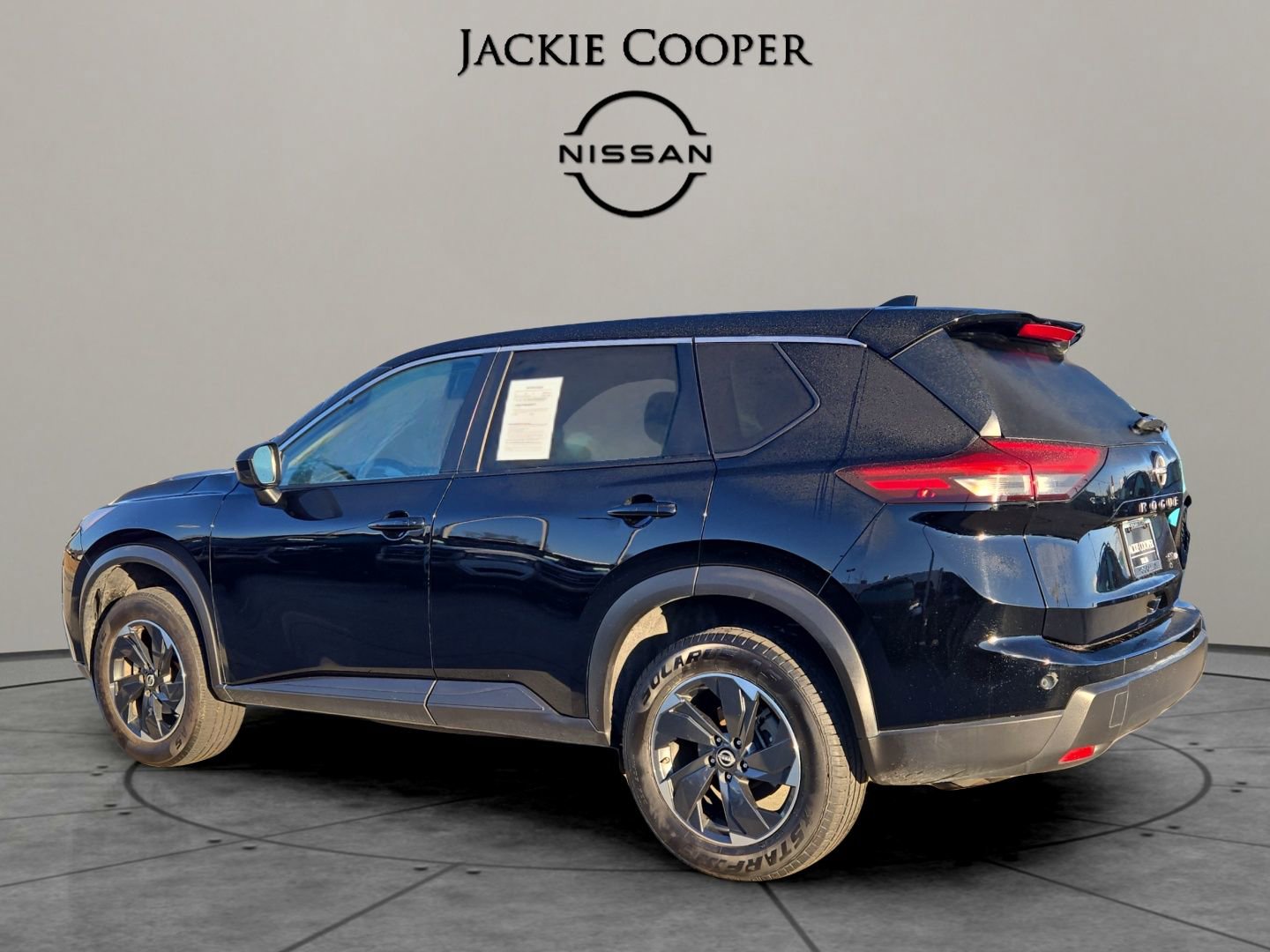 Used 2024 Nissan Rogue SV image 3