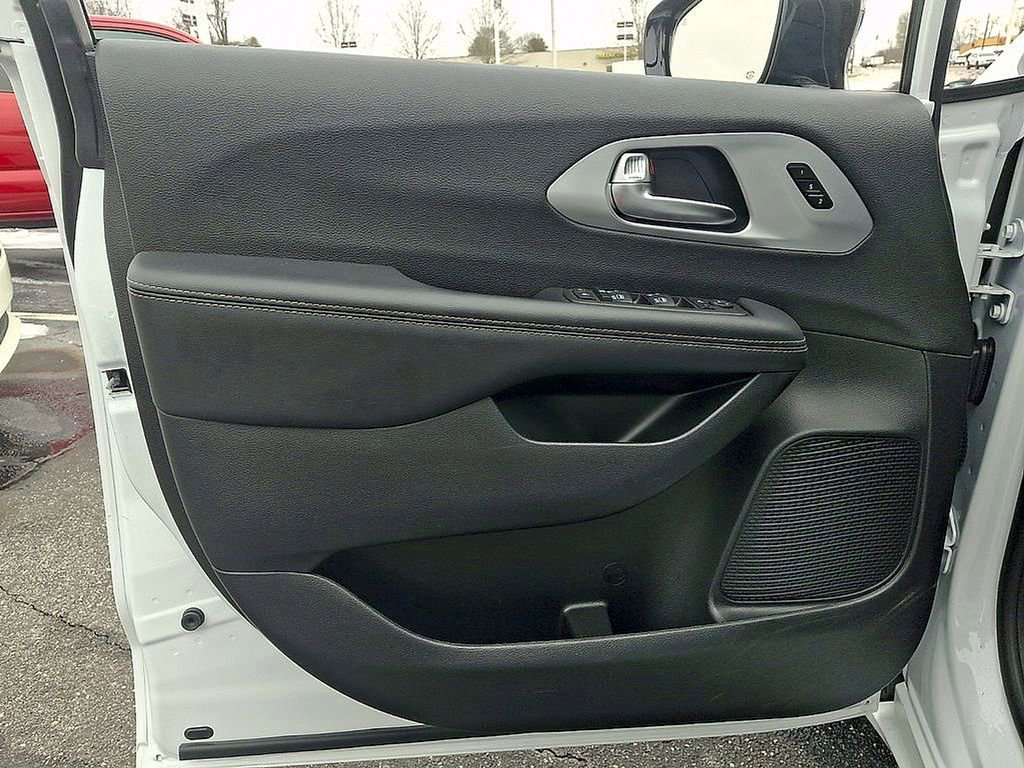 Used 2025 Chrysler Pacifica Limited FWD image 12