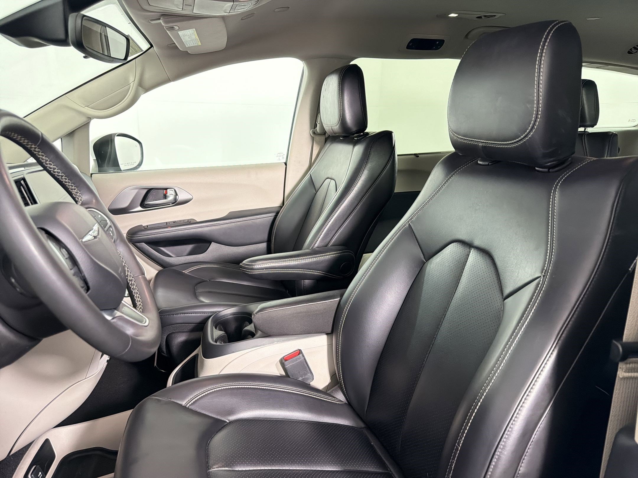 Used 2023 Chrysler Pacifica Touring-L FWD image 4