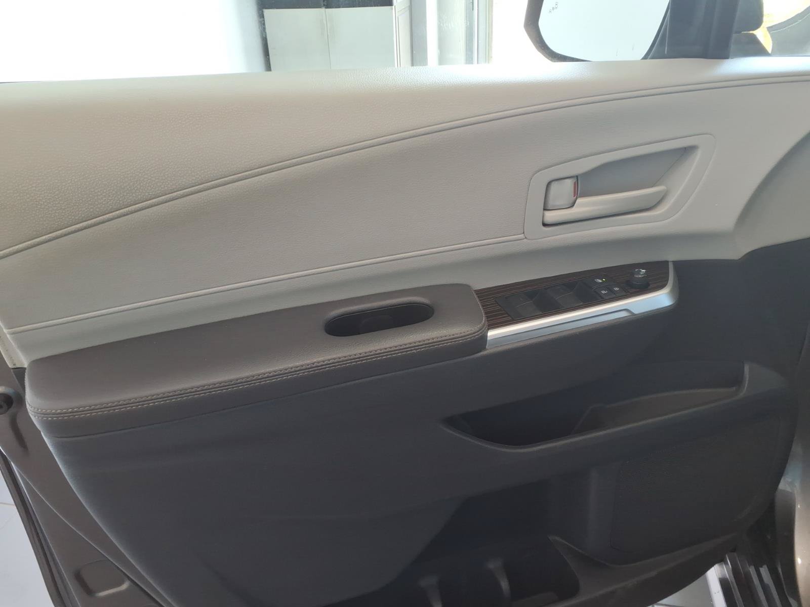 Used 2021 Toyota Sienna LE w/ LE Plus Package FWD image 13