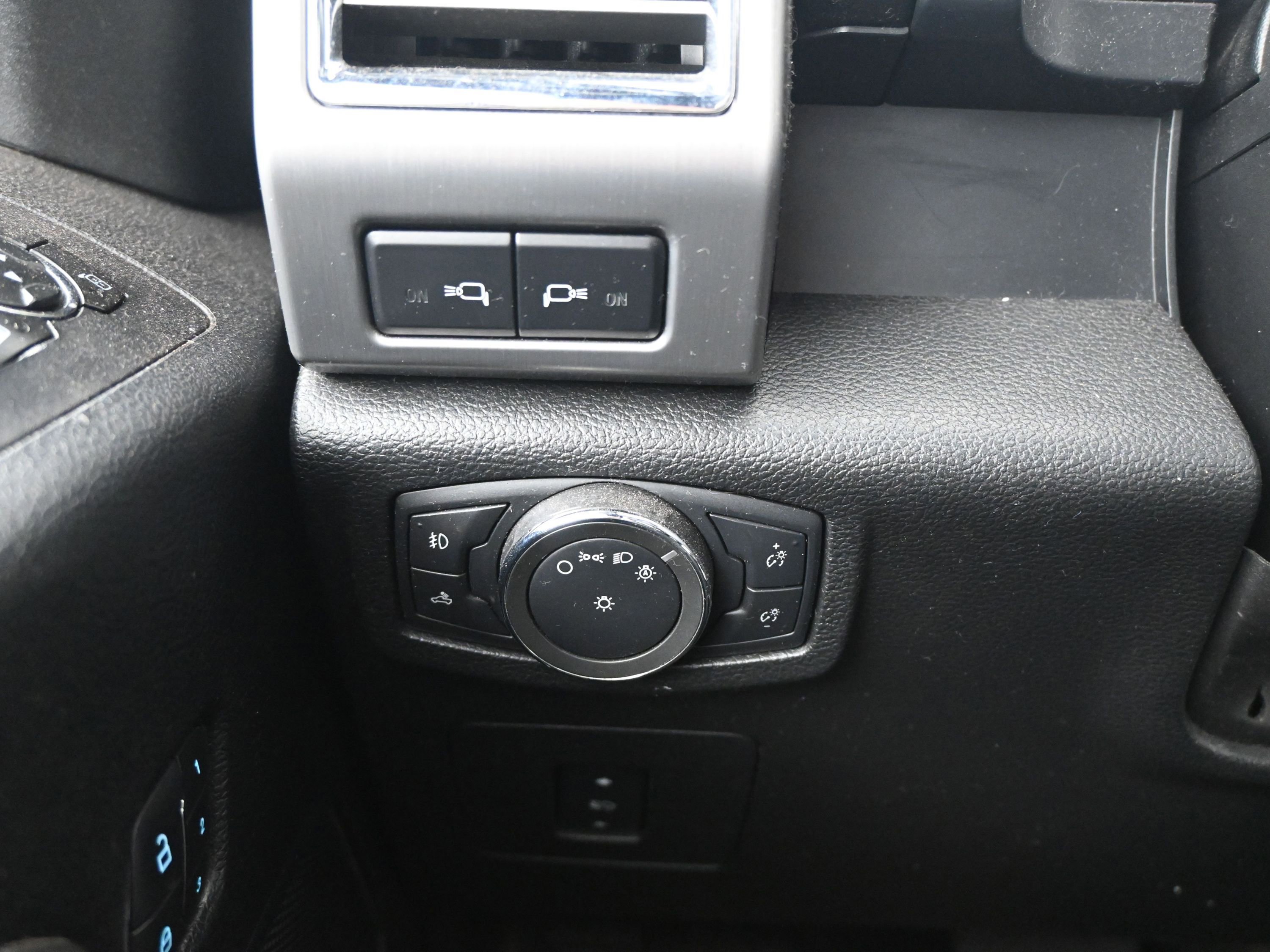 Used 2015 Ford F150 Platinum w/ Equipment Group 701A Luxury image 18