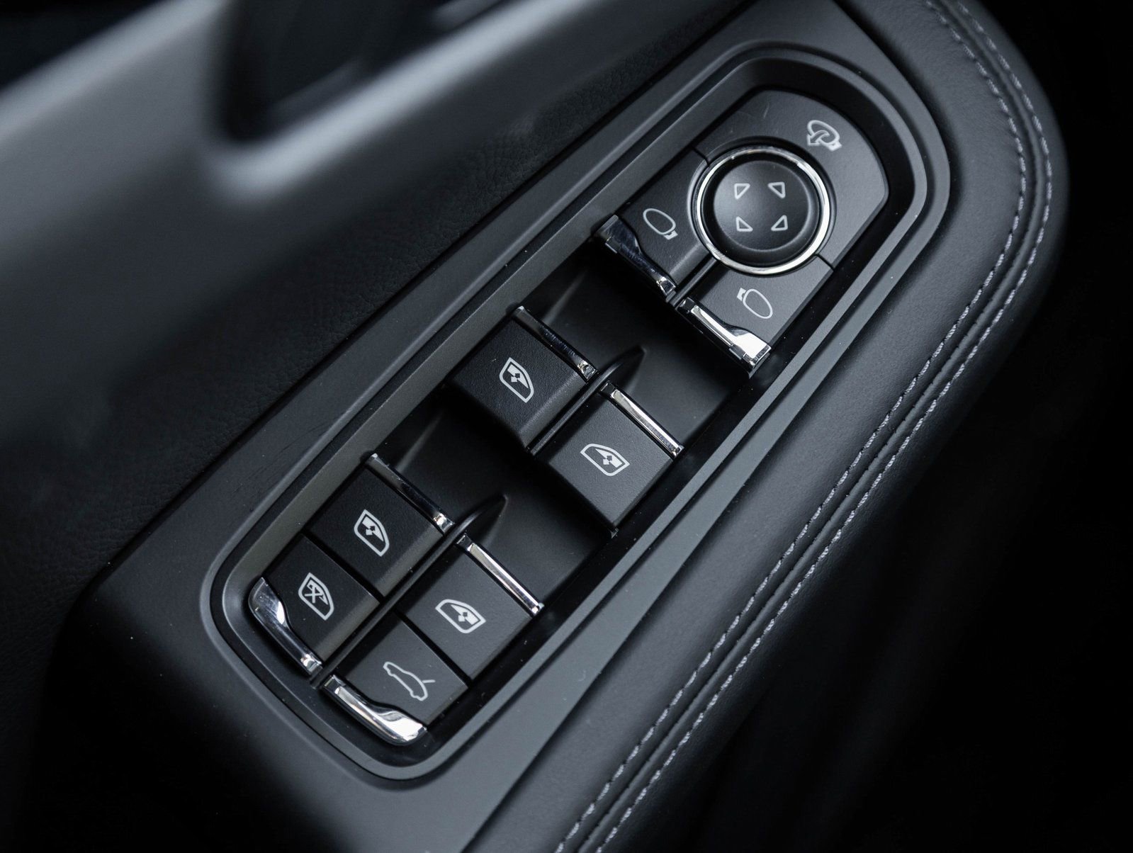 Certified 2026 Porsche Macan image 19