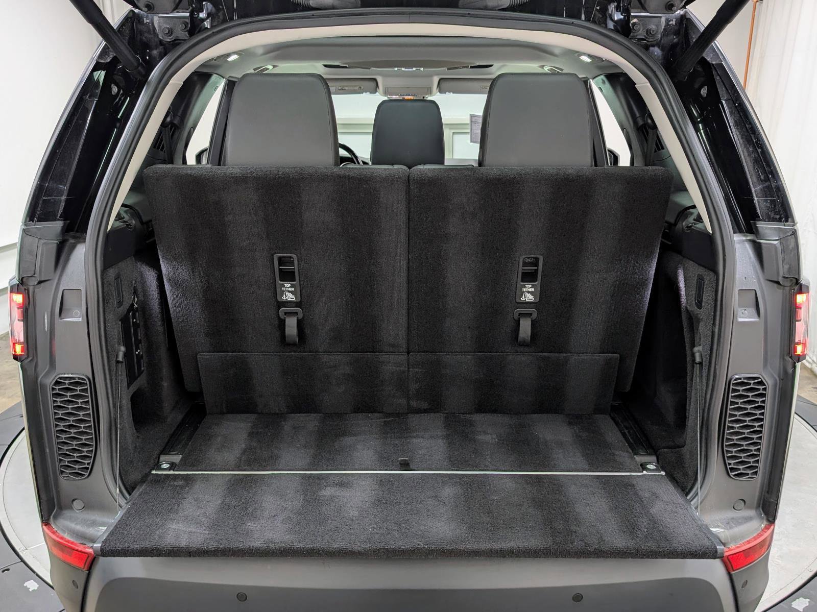 Used 2019 Land Rover Discovery SE AWD/4WD image 23